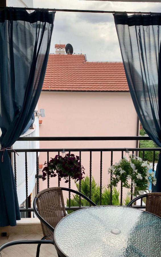 Lastochka.Mne Apartments Baošići Buitenkant foto